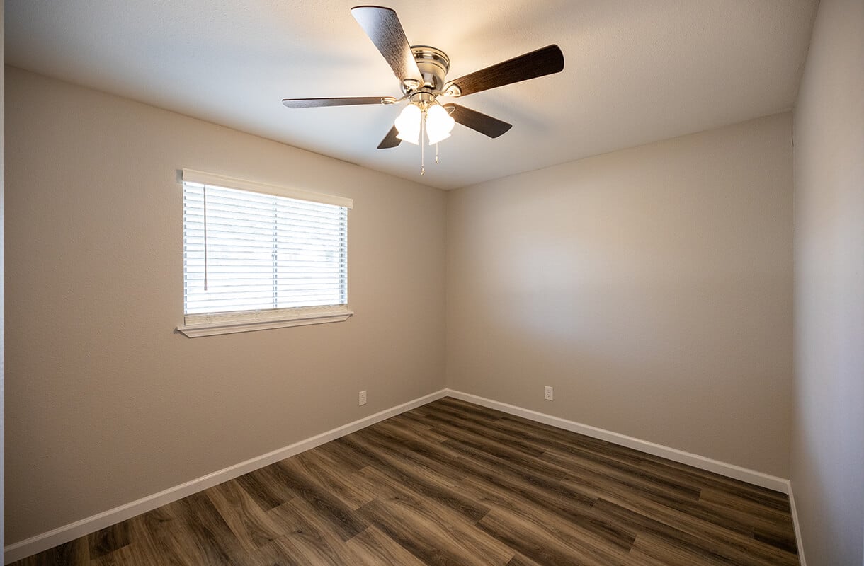 1409-CLOVER-DRIVE-bedroom1