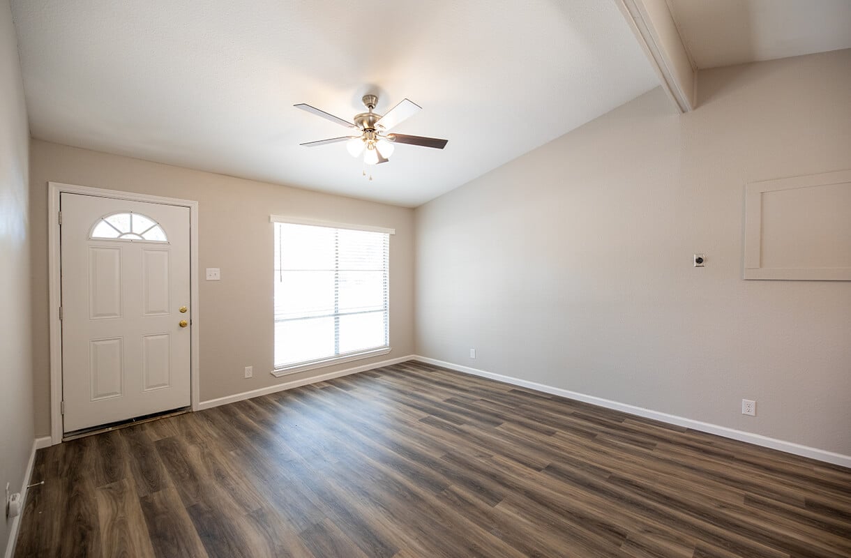 1409-CLOVER-DRIVE-living-2