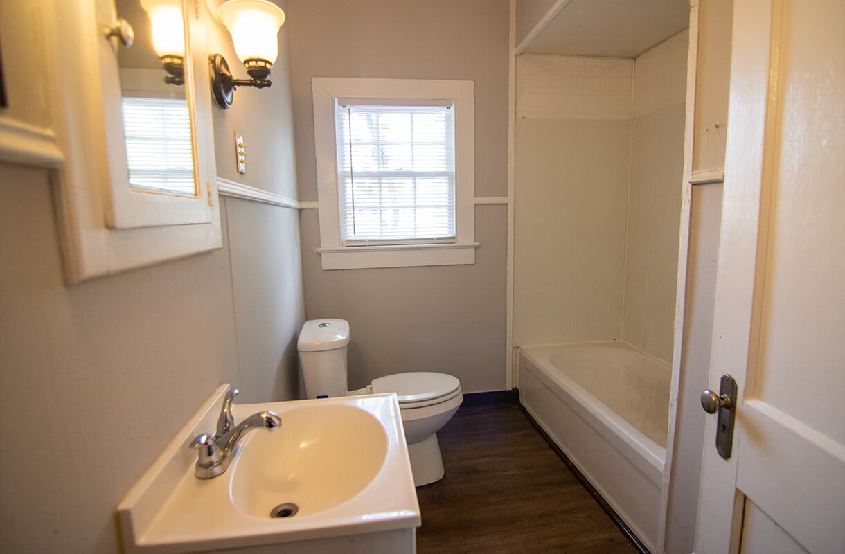 2205-Stanton-Street-bathroom