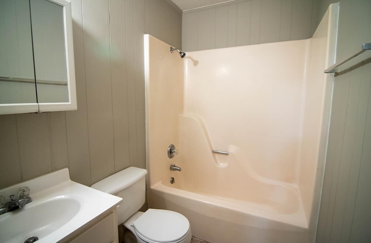400-Live-Oak-bathroom