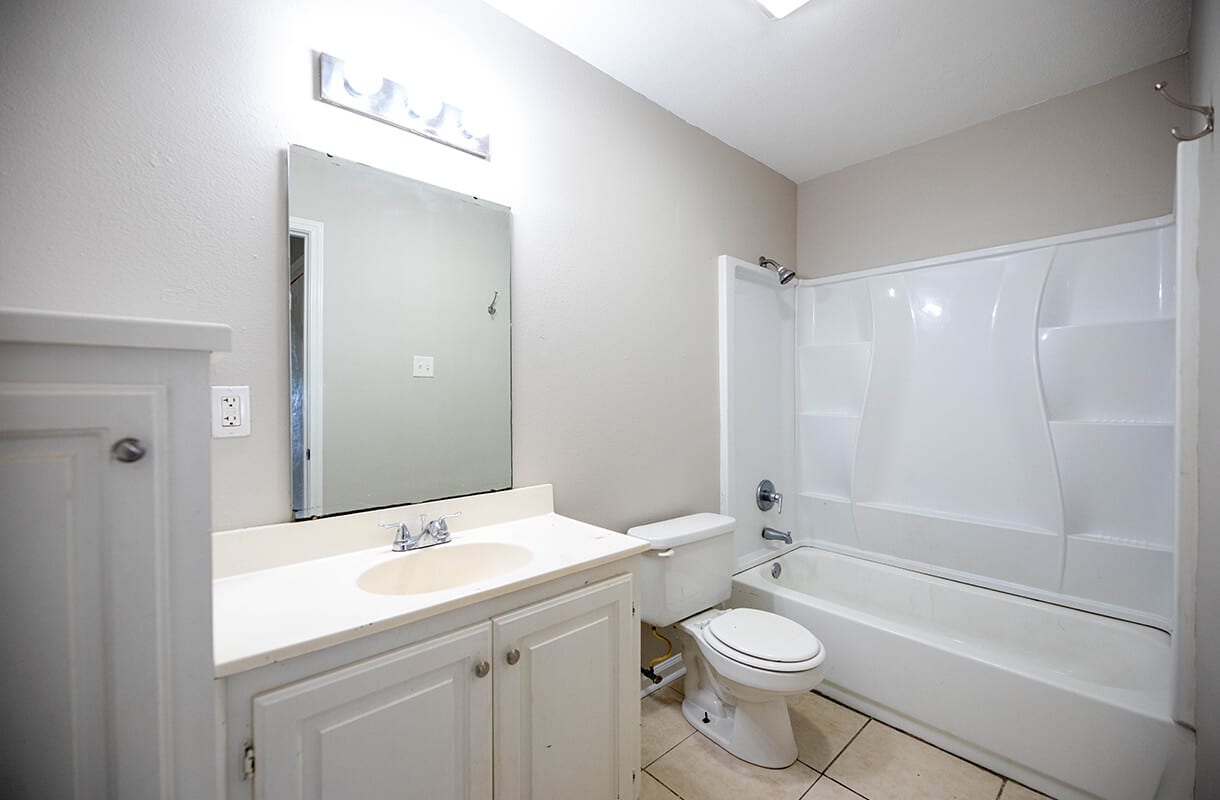 883A-SISTRUNK-bathroom2