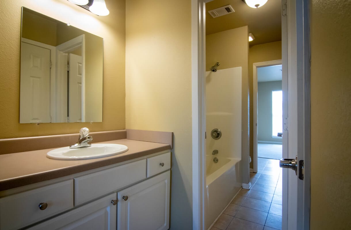 PELICAN-PLACE-TOWNHOMES-4439-BROWN-BATHROOM