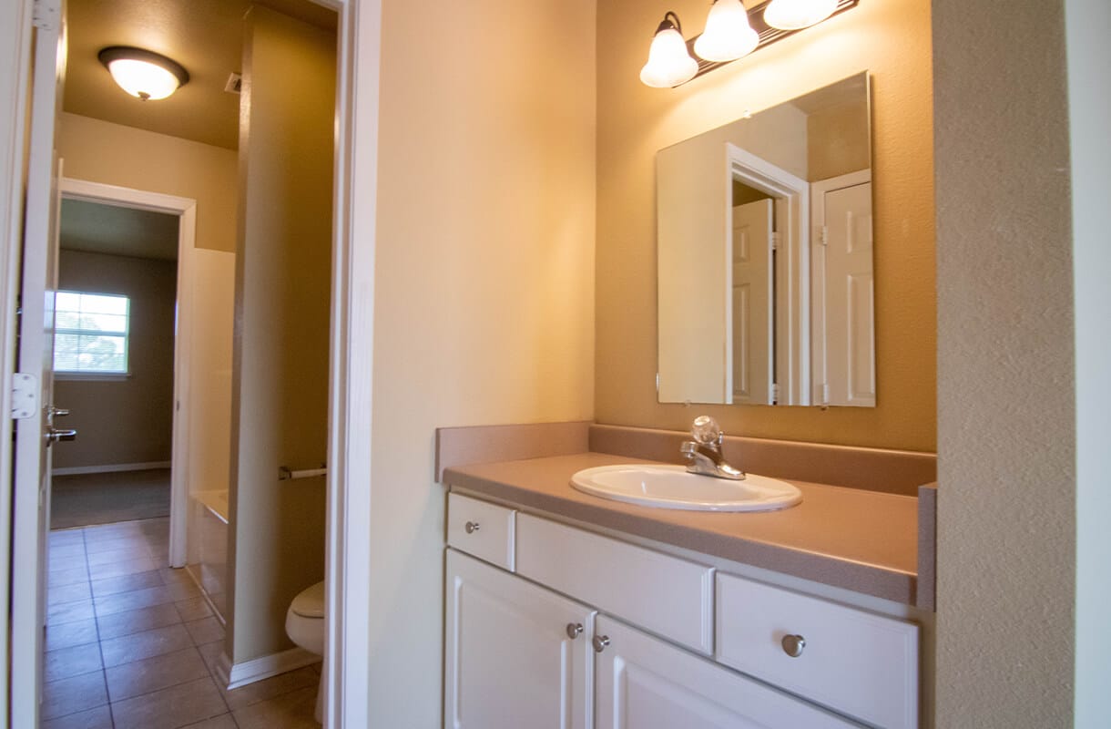 PELICAN-PLACE-TOWNHOMES-4439-BROWN-BATHROOM1