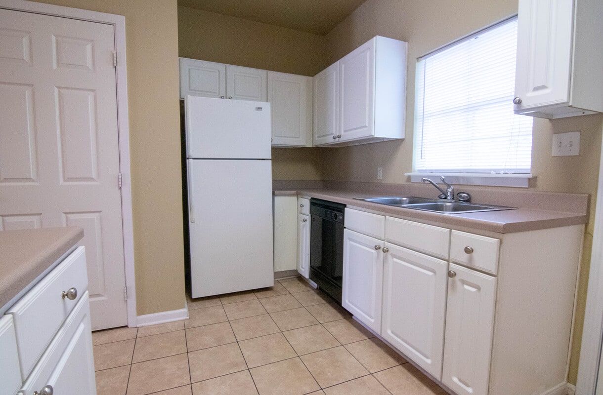 PELICAN-PLACE-TOWNHOMES-4439-BROWN-KITCHEN