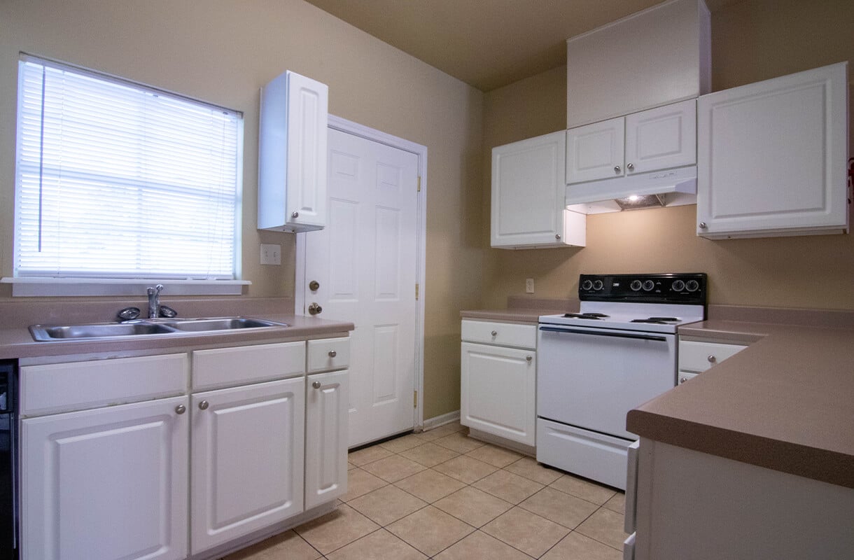 PELICAN-PLACE-TOWNHOMES-4439-BROWN-KITCHEN2