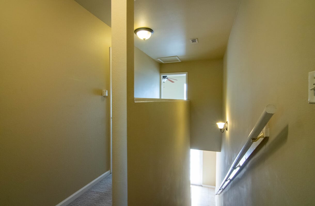 PELICAN-PLACE-TOWNHOMES-4439-BROWN-STAIRHALL