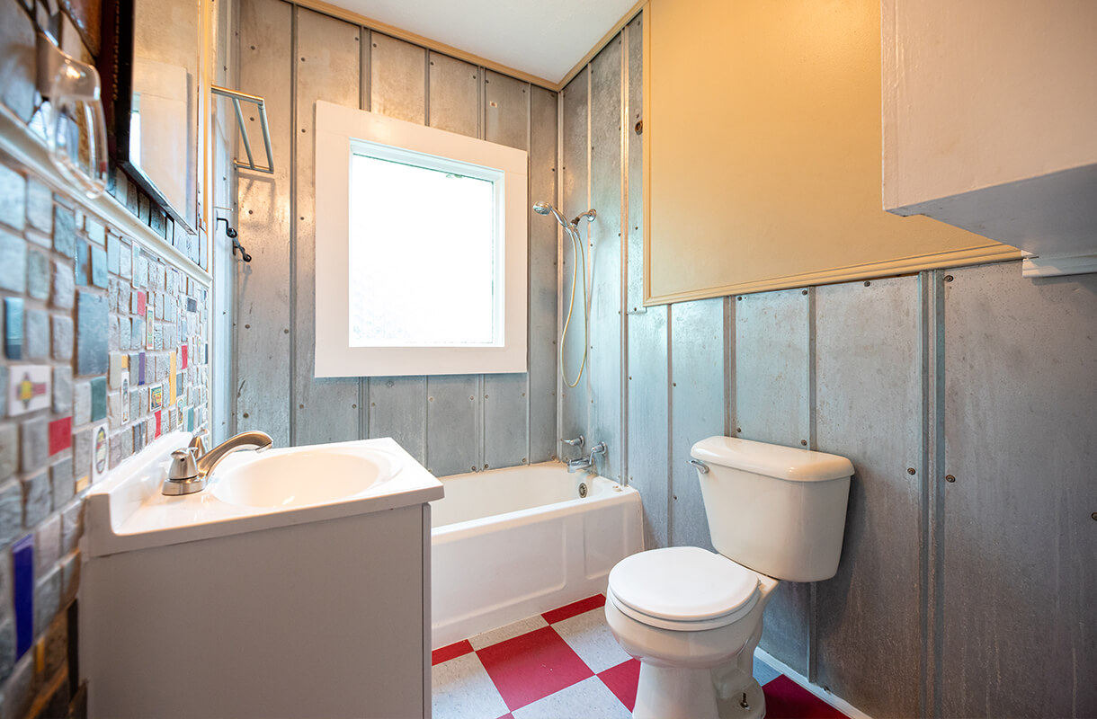 1010-11TH-STREET-bathroom1