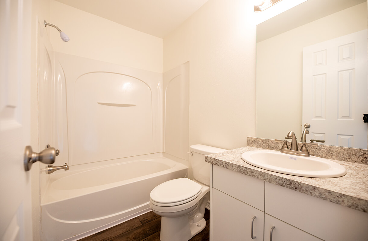 1020-W-MCNEESE-STREET-7C-bathroom2