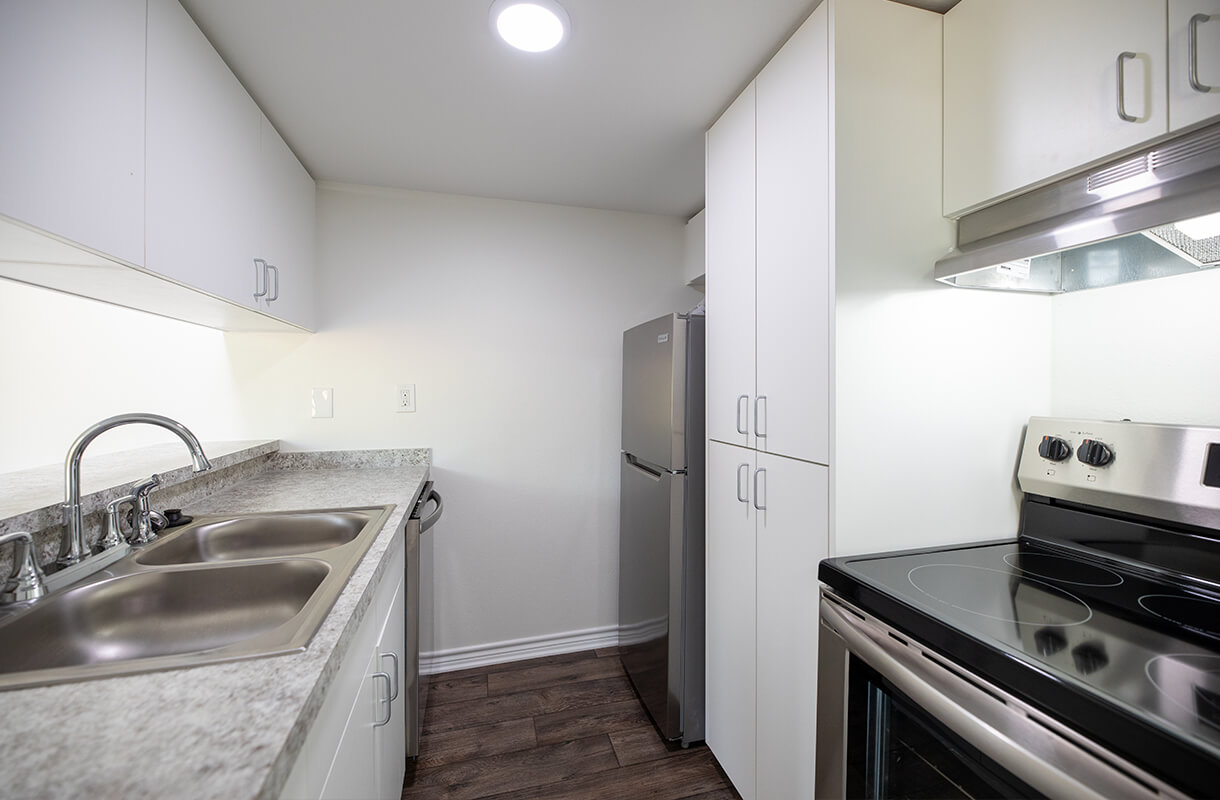 1020-W-MCNEESE-STREET-7C-kitchen