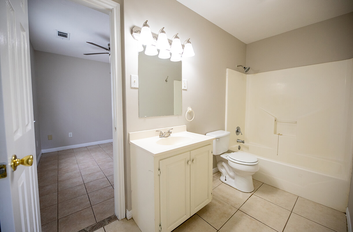 893A-SISTRUNK-bathroom2