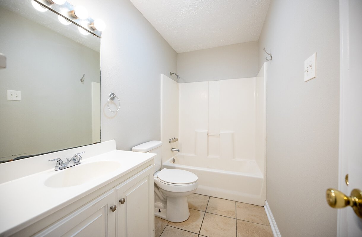 879B-SISTRUNK-bathroom1