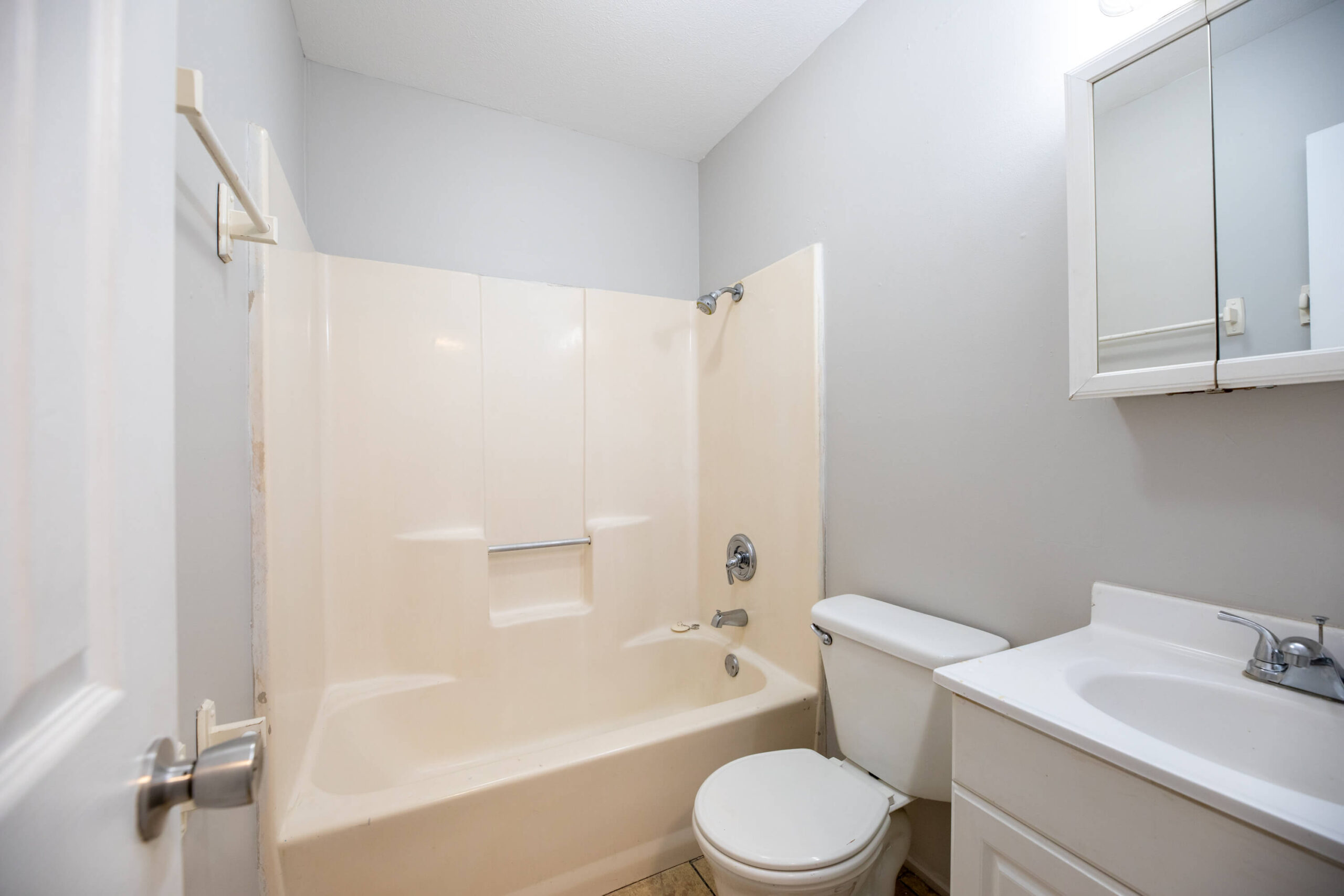 615-W-NAPOLEON-2-1-bathoom