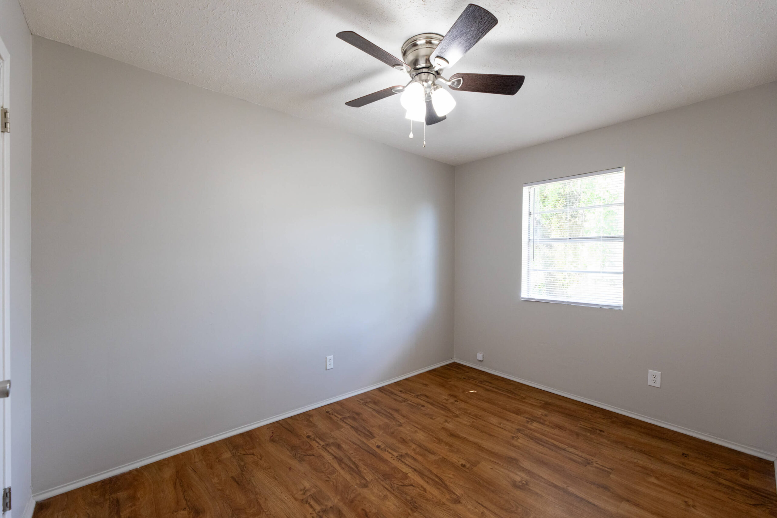 615-W-NAPOLEON-2-1-bedroom1