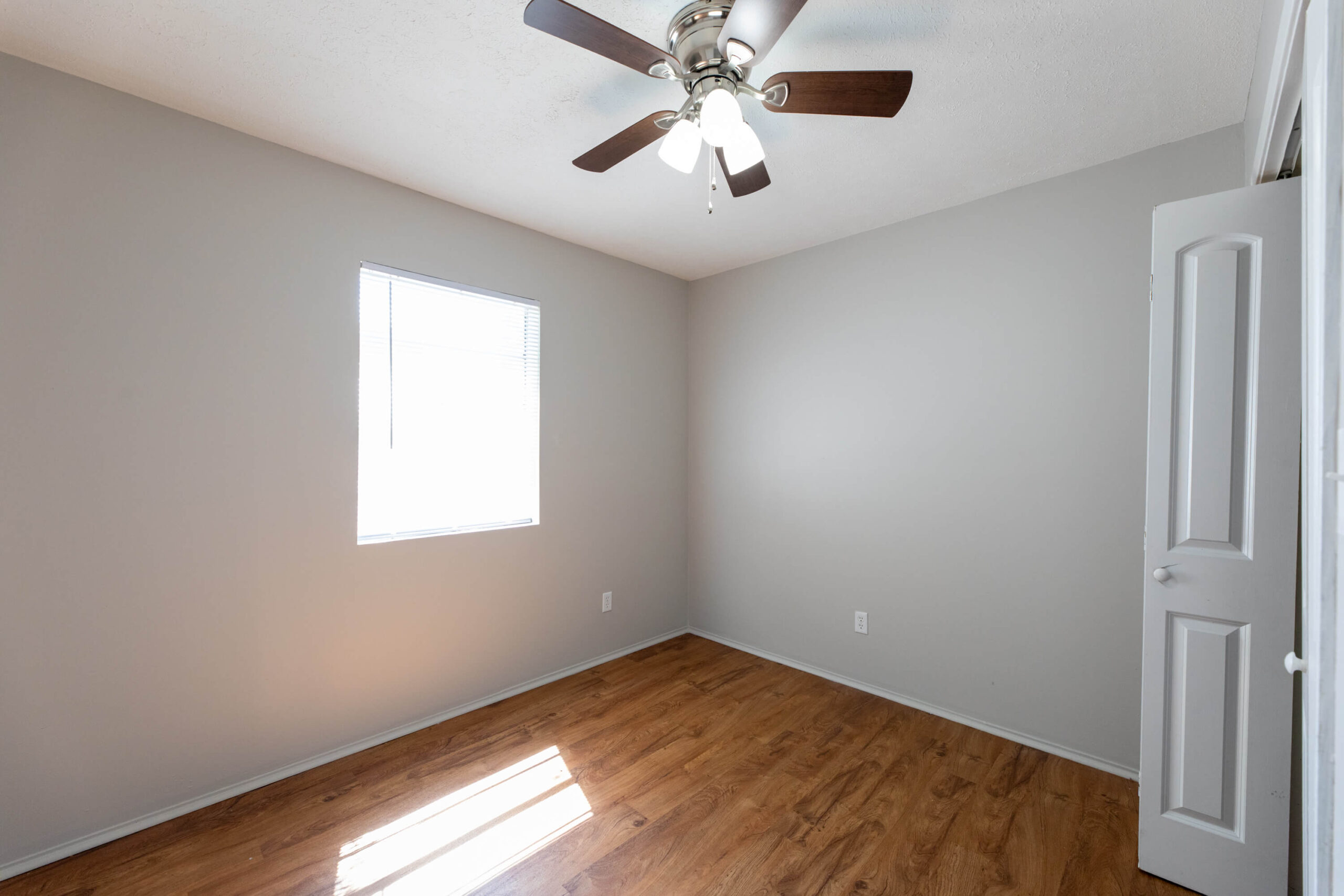 615-W-NAPOLEON-2-1-bedroom2