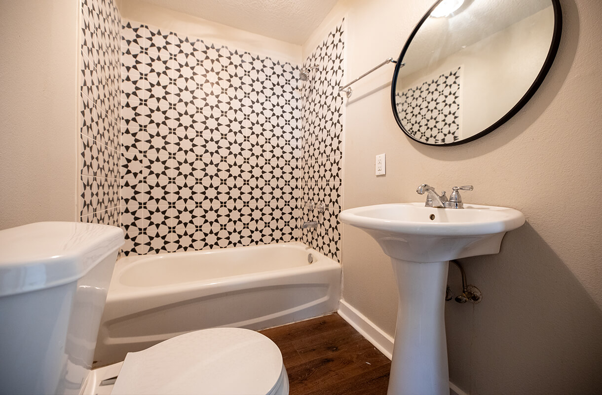 3106-WARREN-AVENUE-bathroom