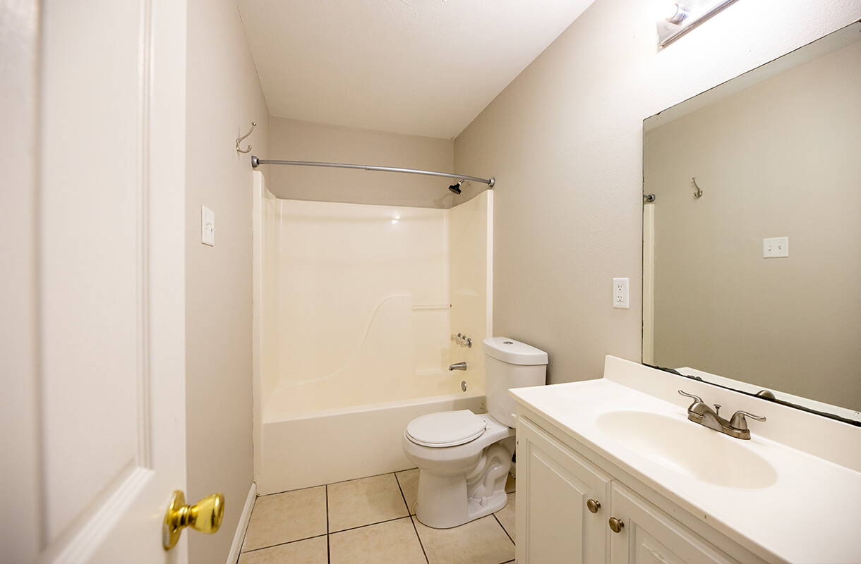 883B-SISTRUNK-bathroom1