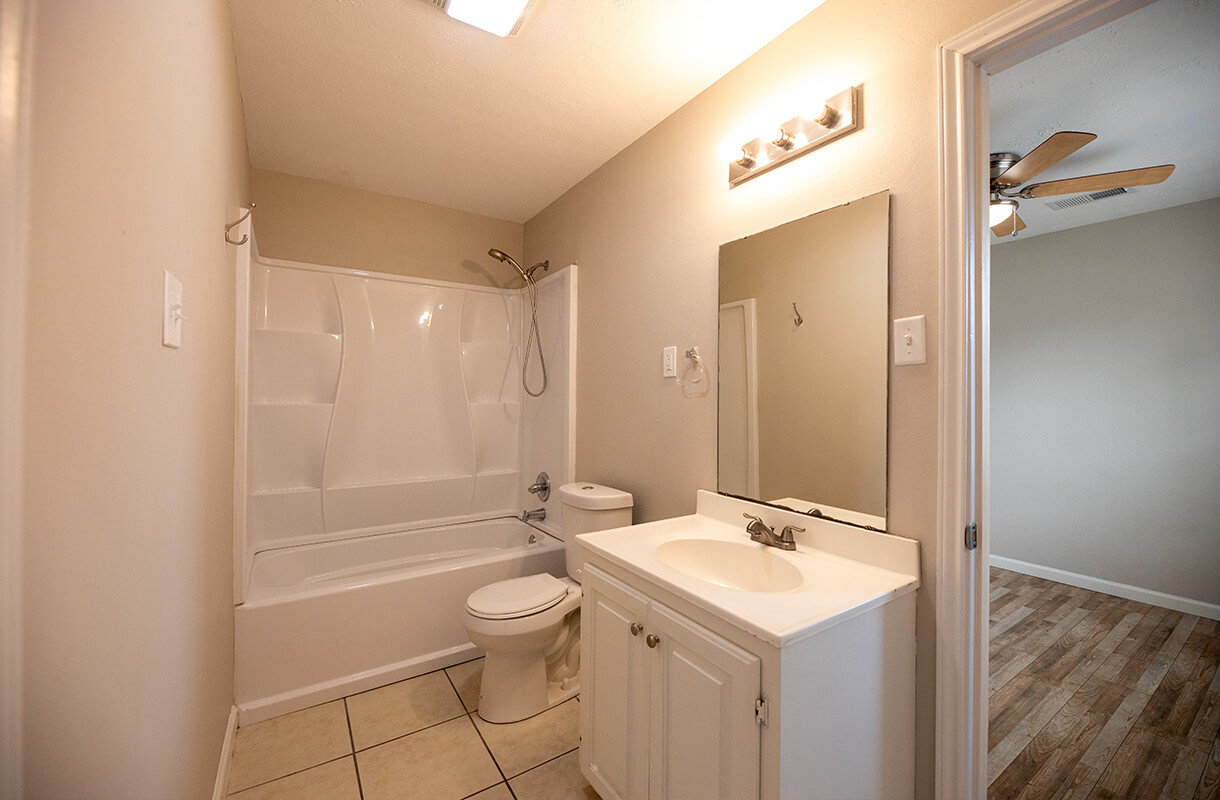 883B-SISTRUNK-bathroom2