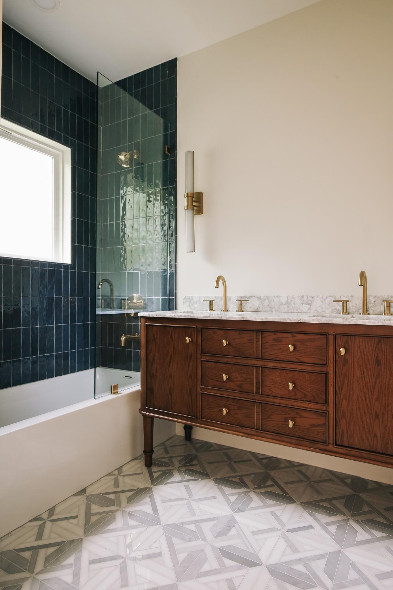 907-Iris-Street-Bathroom