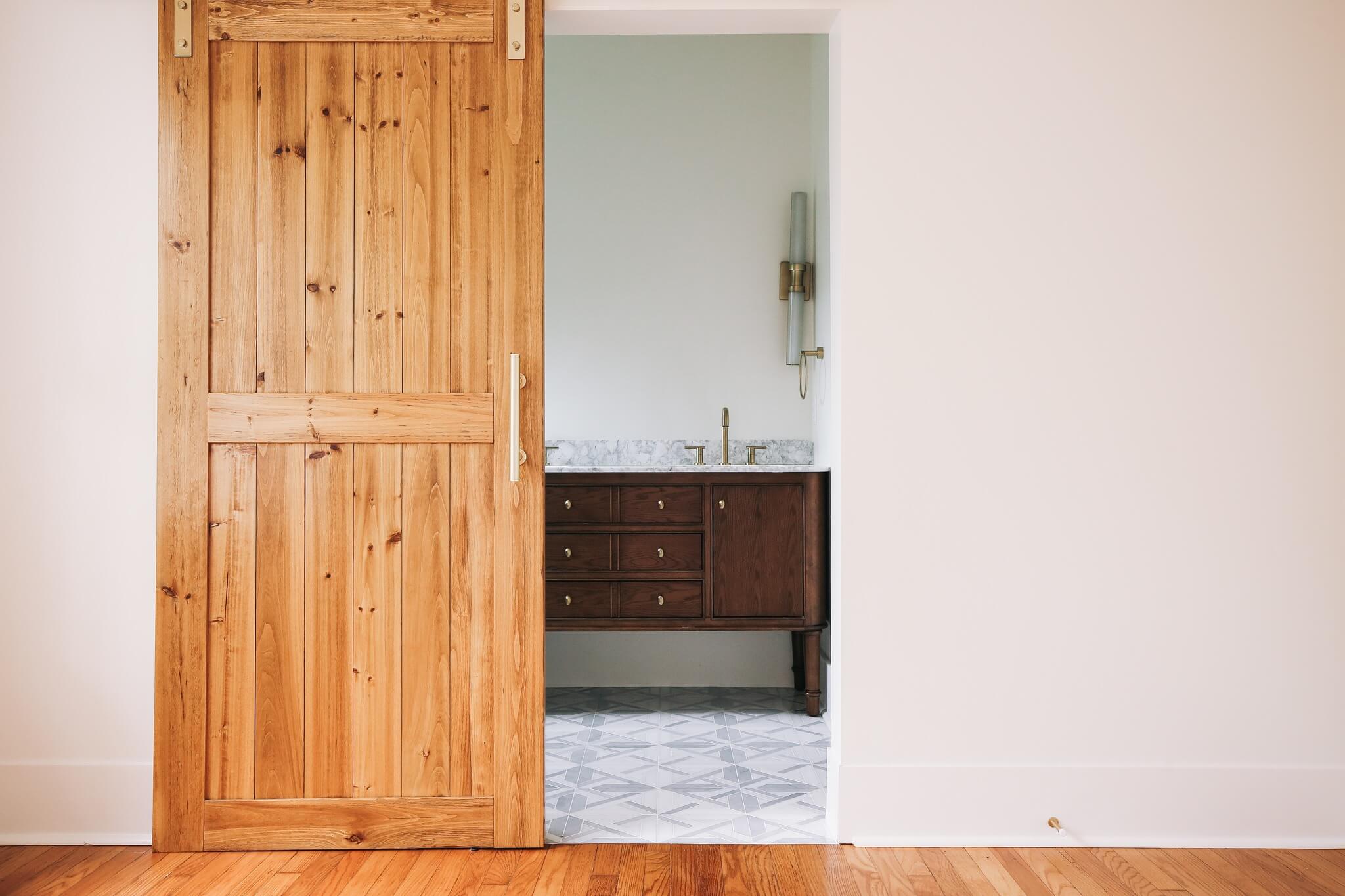 907-Iris-Street-bathroom-2