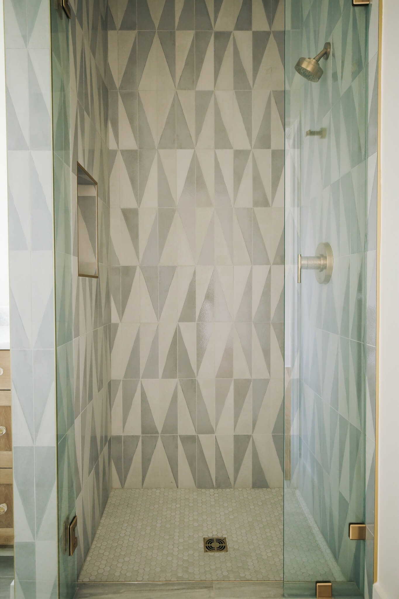 907-Iris-Street-bathroom-shower