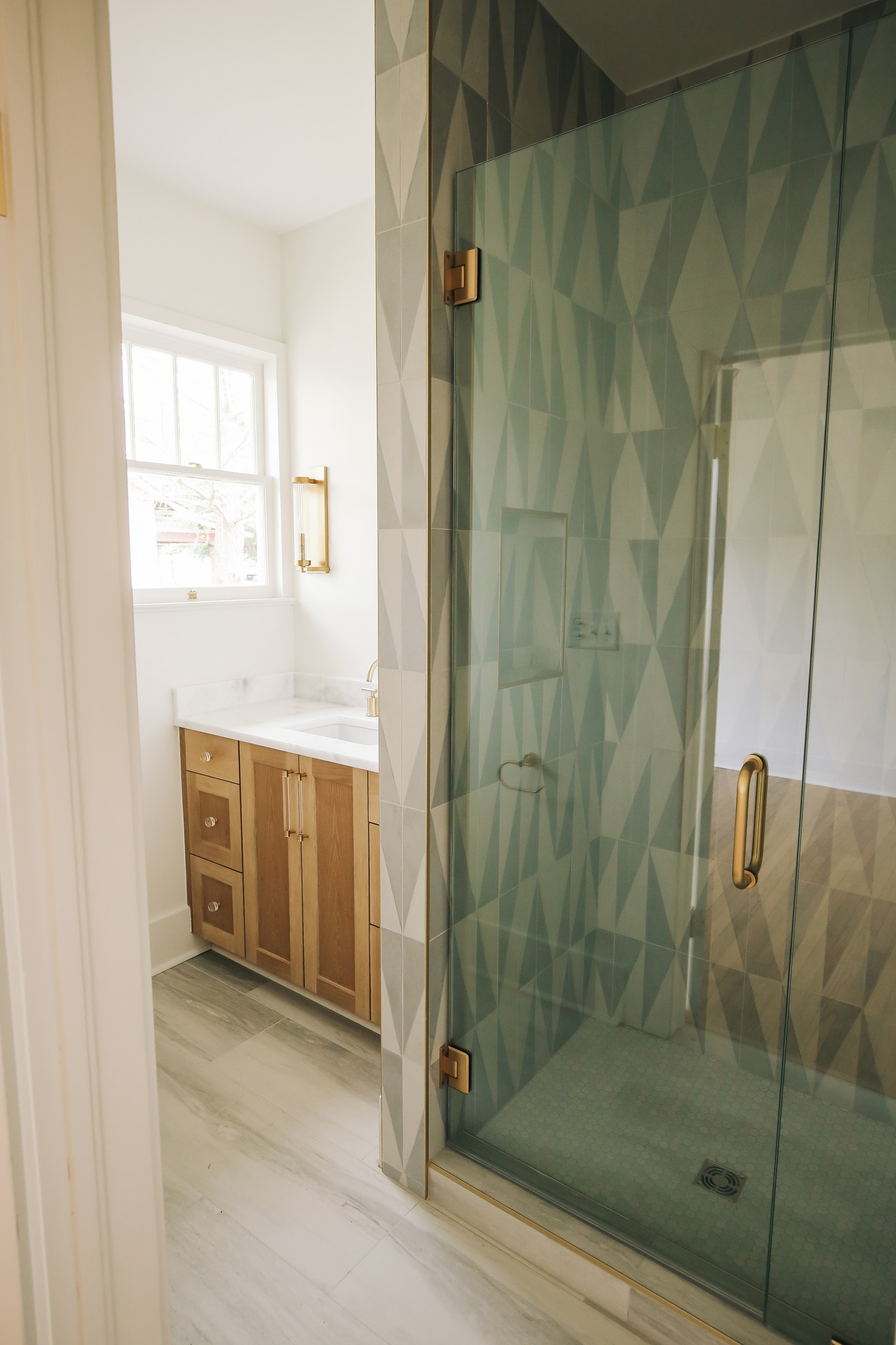 907-Iris-Street-bathroom2-2