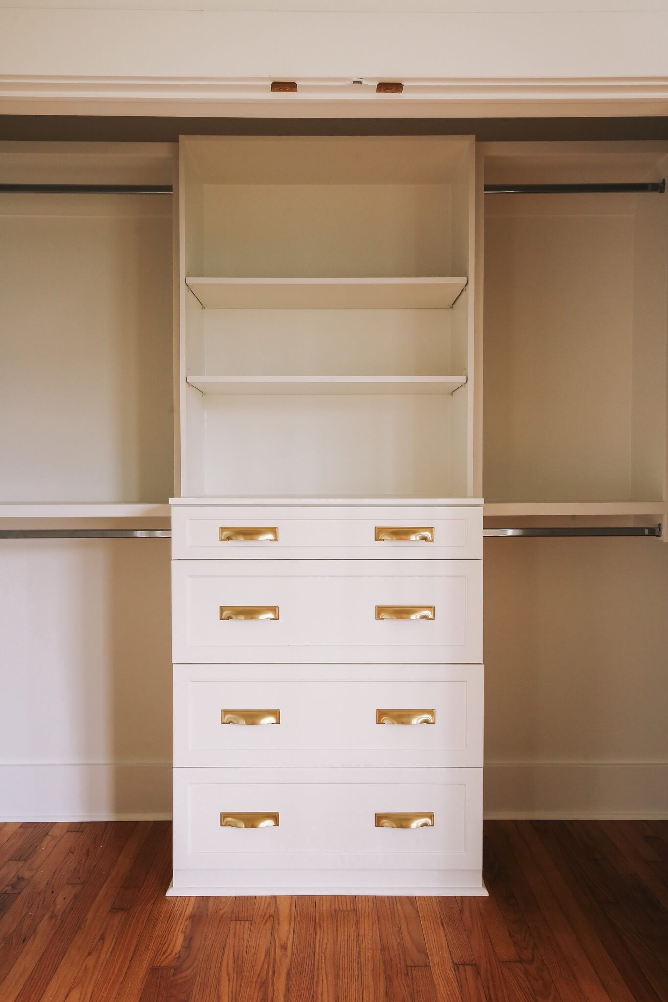 907-Iris-Street-closet