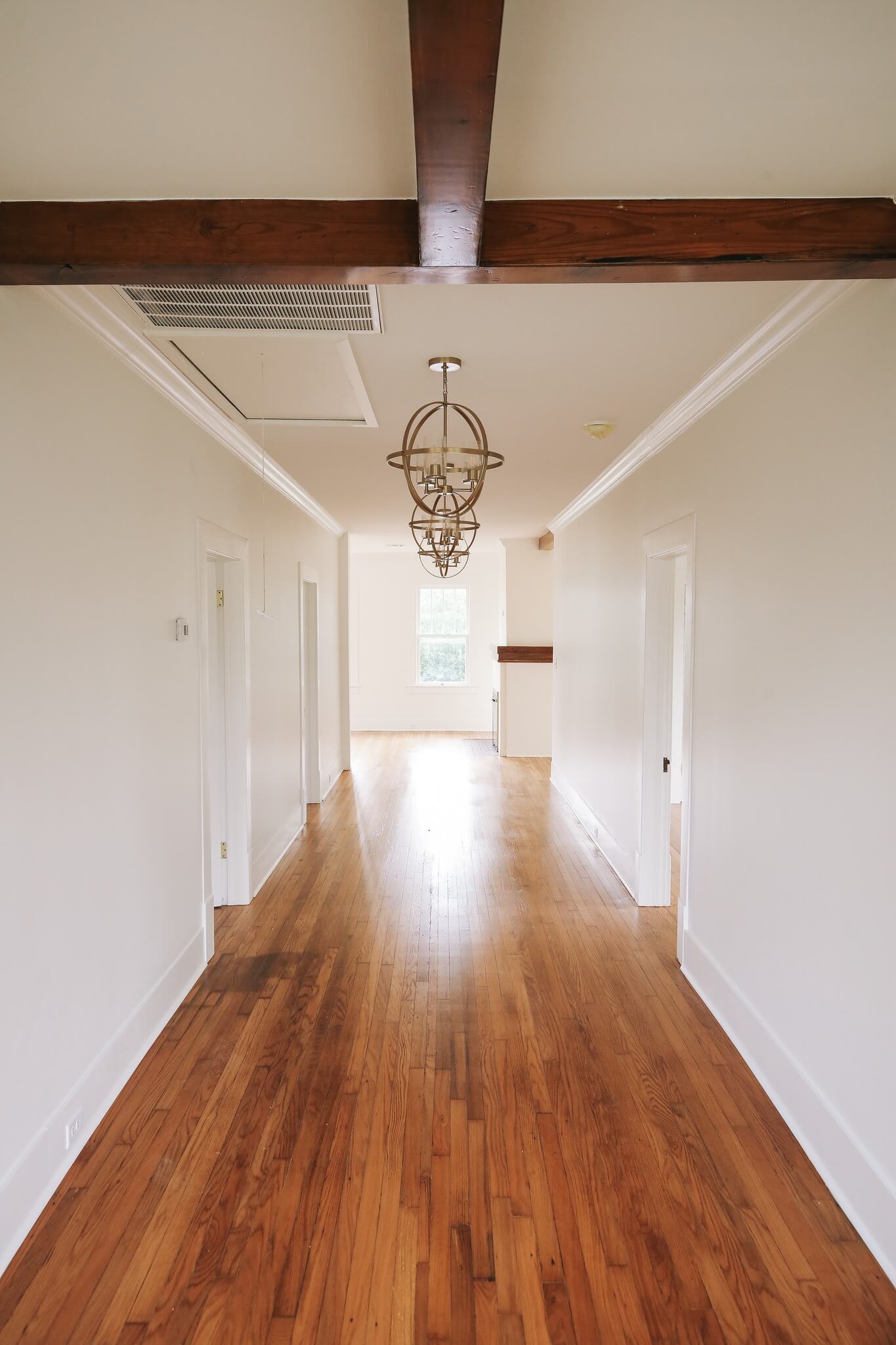 907-Iris-Street-hallway