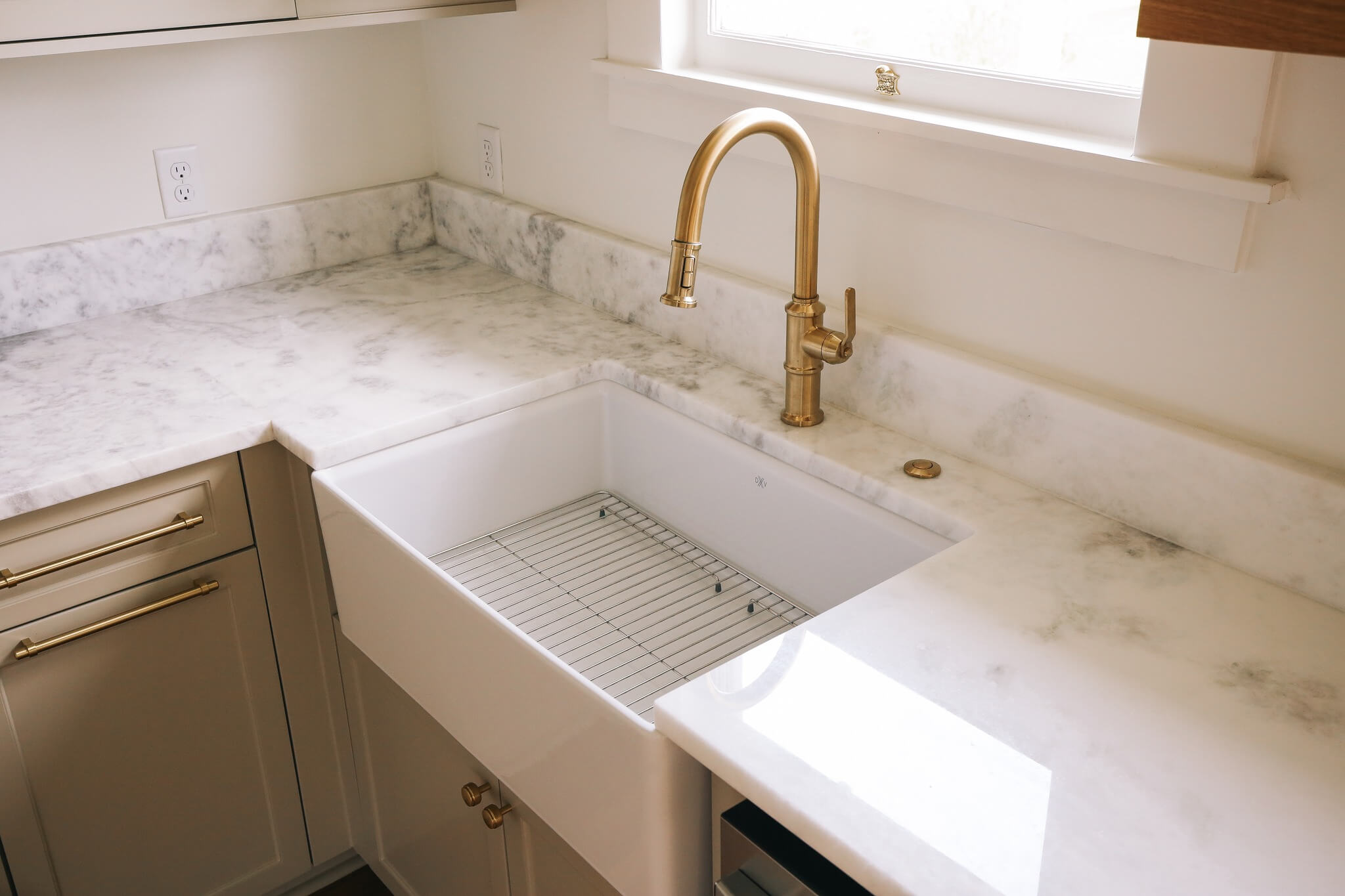 907-Iris-Street-sink