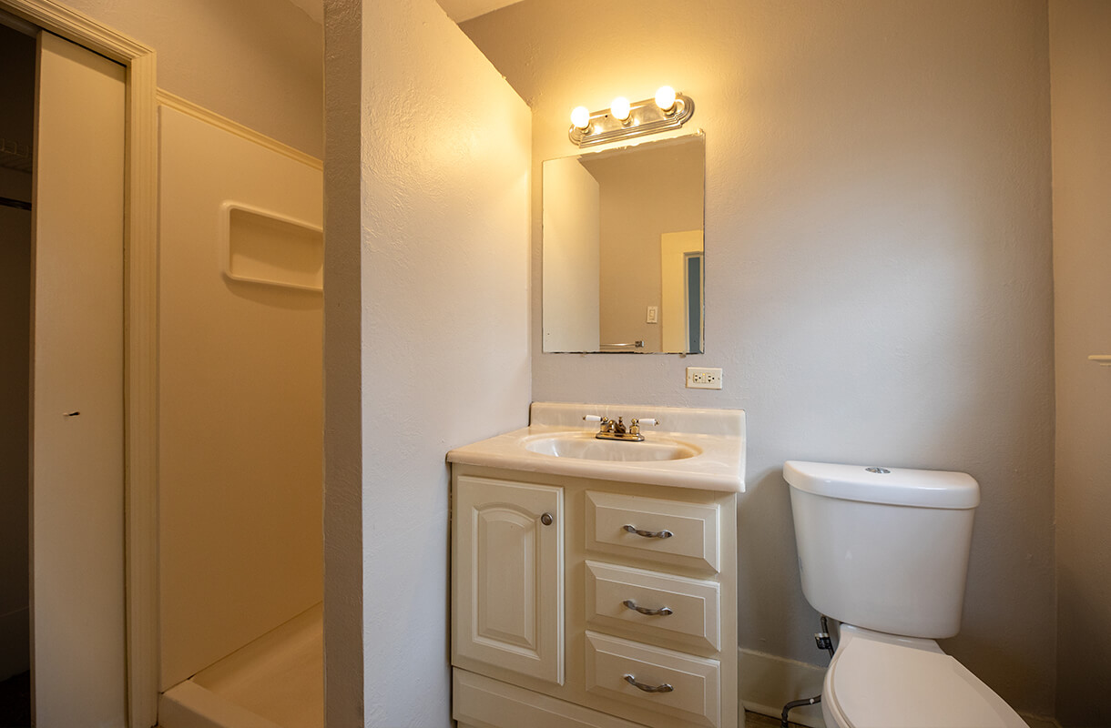 622-3-IRIS-bathroom
