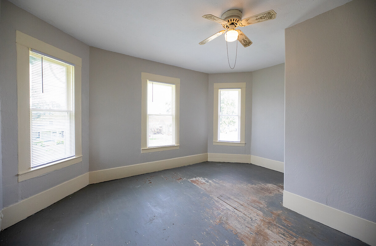 622-3-IRIS-bedroom