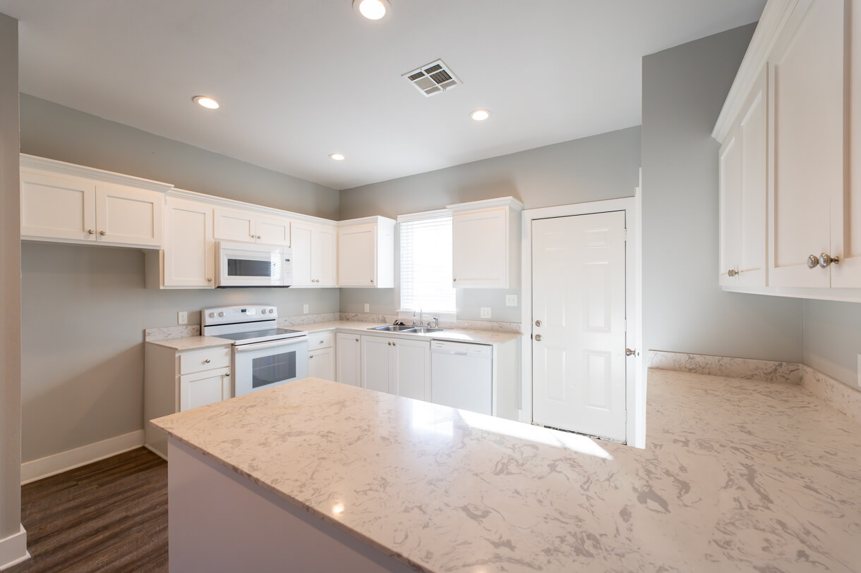 4320-LOUISIANA-UNIT7-Kitchen-alt