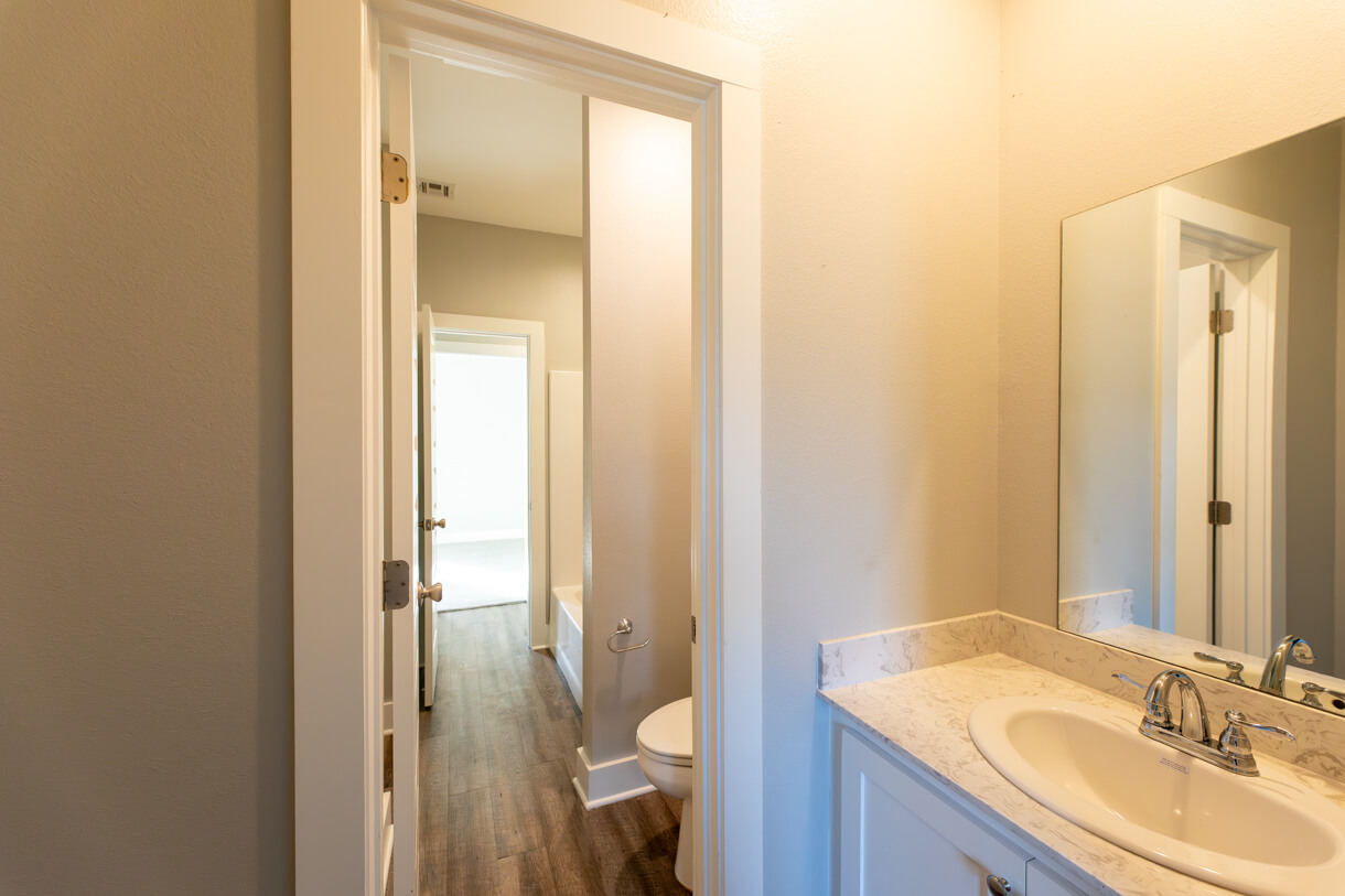 4320-LOUISIANA-UNIT7-bathroom1