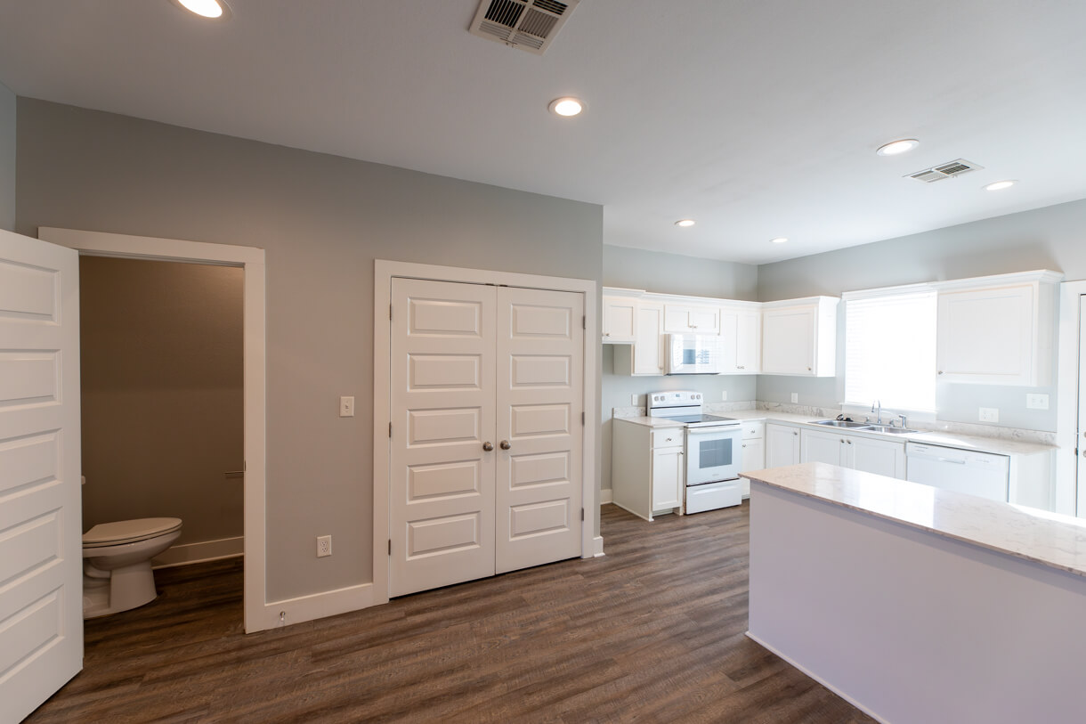 4320-LOUISIANA-UNIT7-kitchen-halfbath
