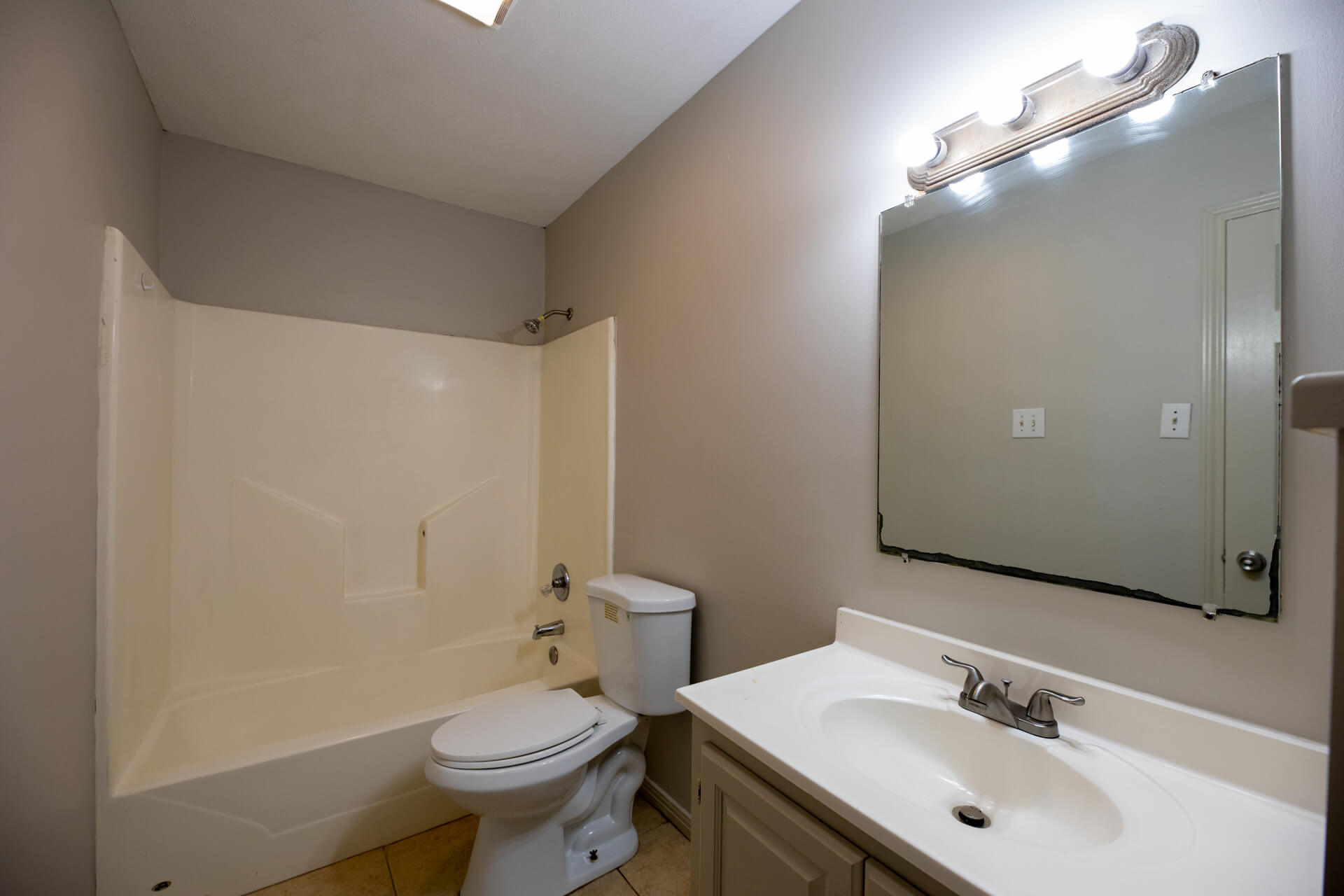 893_SISTRUNK_UNIT_B-bathroom1