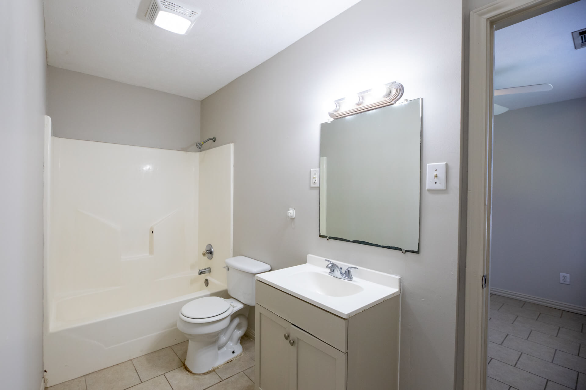 893_SISTRUNK_UNIT_B-bathroom2