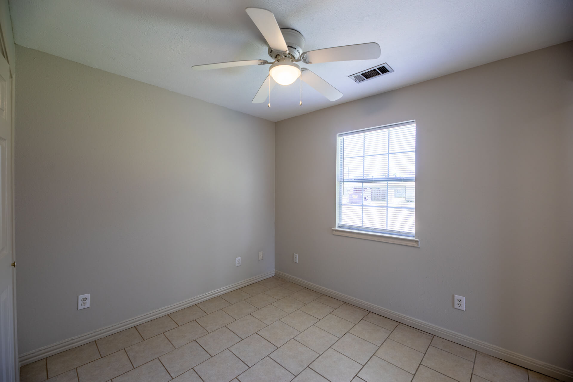 893_SISTRUNK_UNIT_B-bedroom3