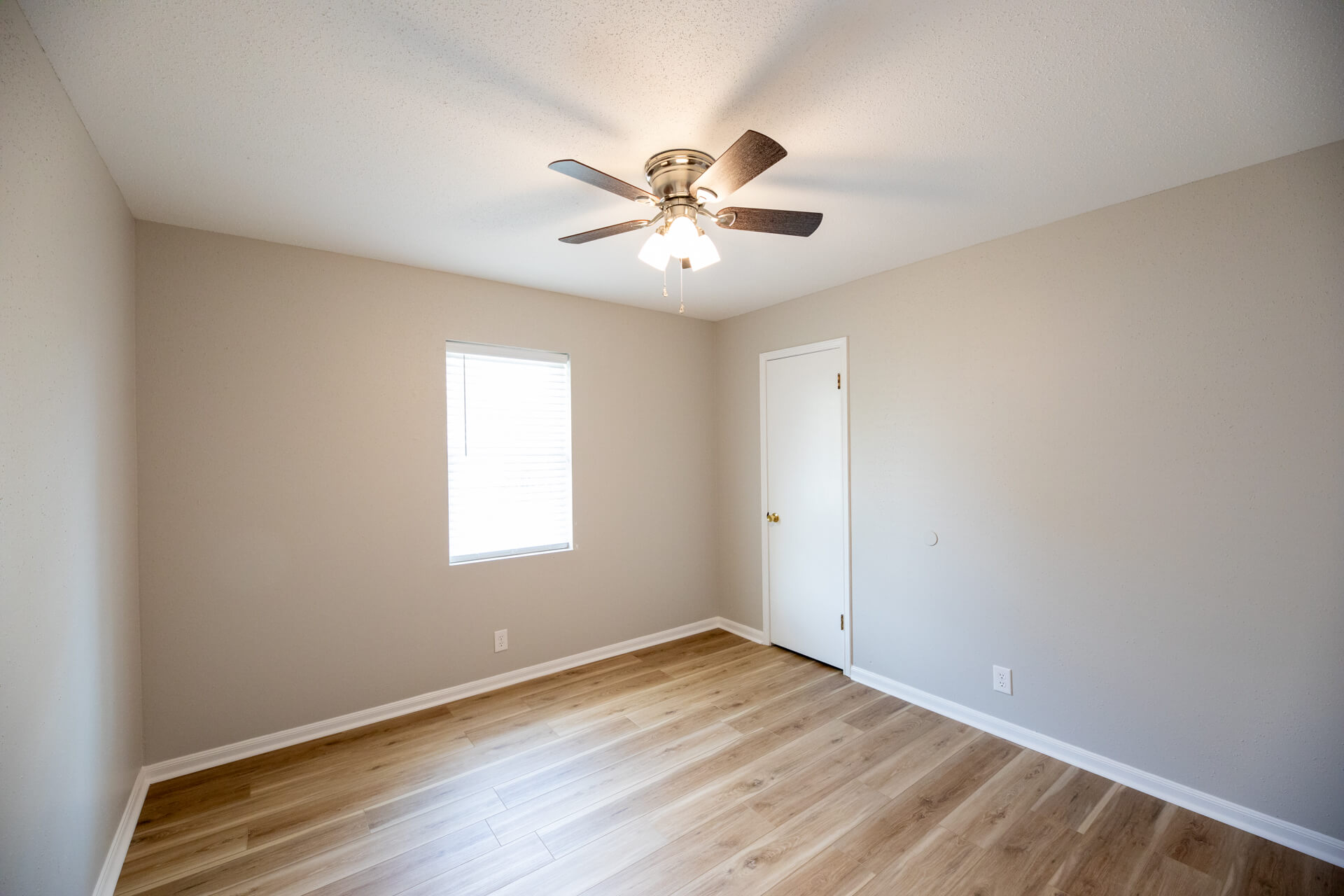 596-CHAMPAGNE-CIRCLE-6-bedroom1