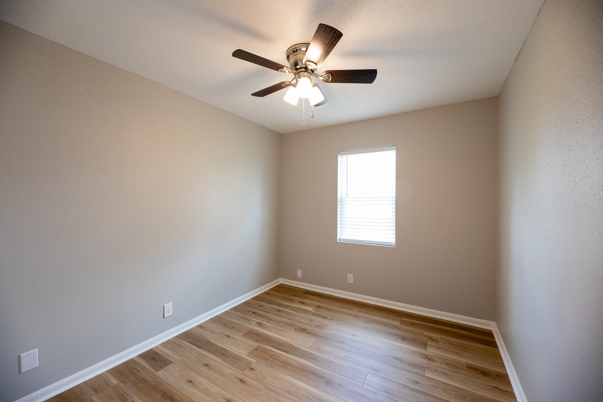 596-CHAMPAGNE-CIRCLE-6-bedroom2
