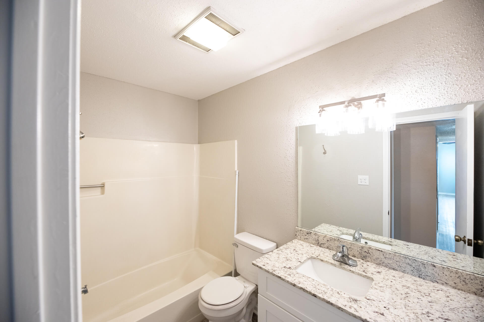 596-CHAMPAGNE-CIRCLE-bathroom